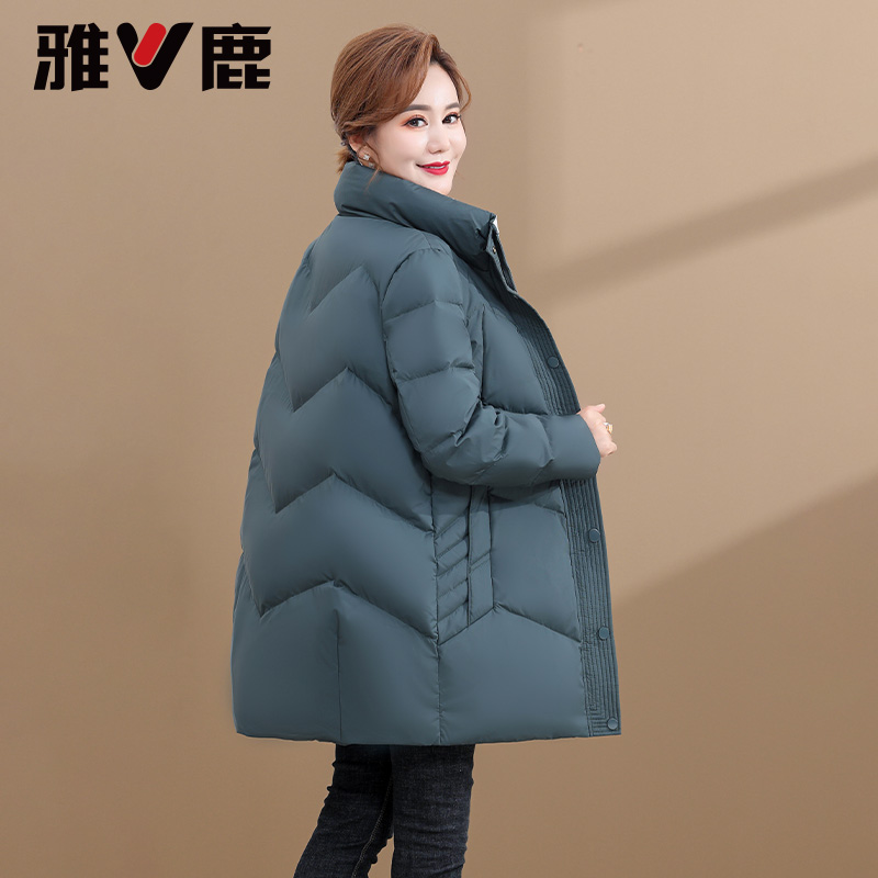 雅鹿妈妈中长款羽绒服女2025年新款洋气加厚保暖中老年大码外套女