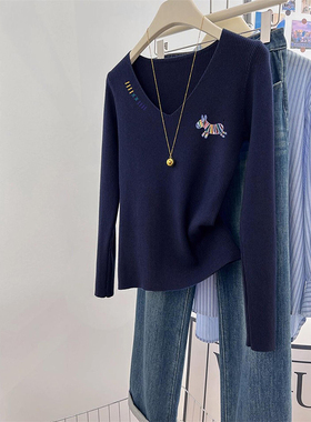 ROUMIKL藏蓝色小马刺绣V领针织衫长袖女秋季新款韩里韩气奶fufu软