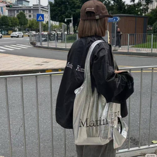 Matin kim 韩国小众金属感光泽字母印花单肩托特包