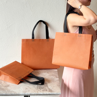 网红色服装店手提袋定制