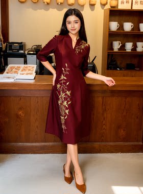 慕T姿冬专柜折扣精选优雅酒红色V领刺绣连衣裙女高贵-17869