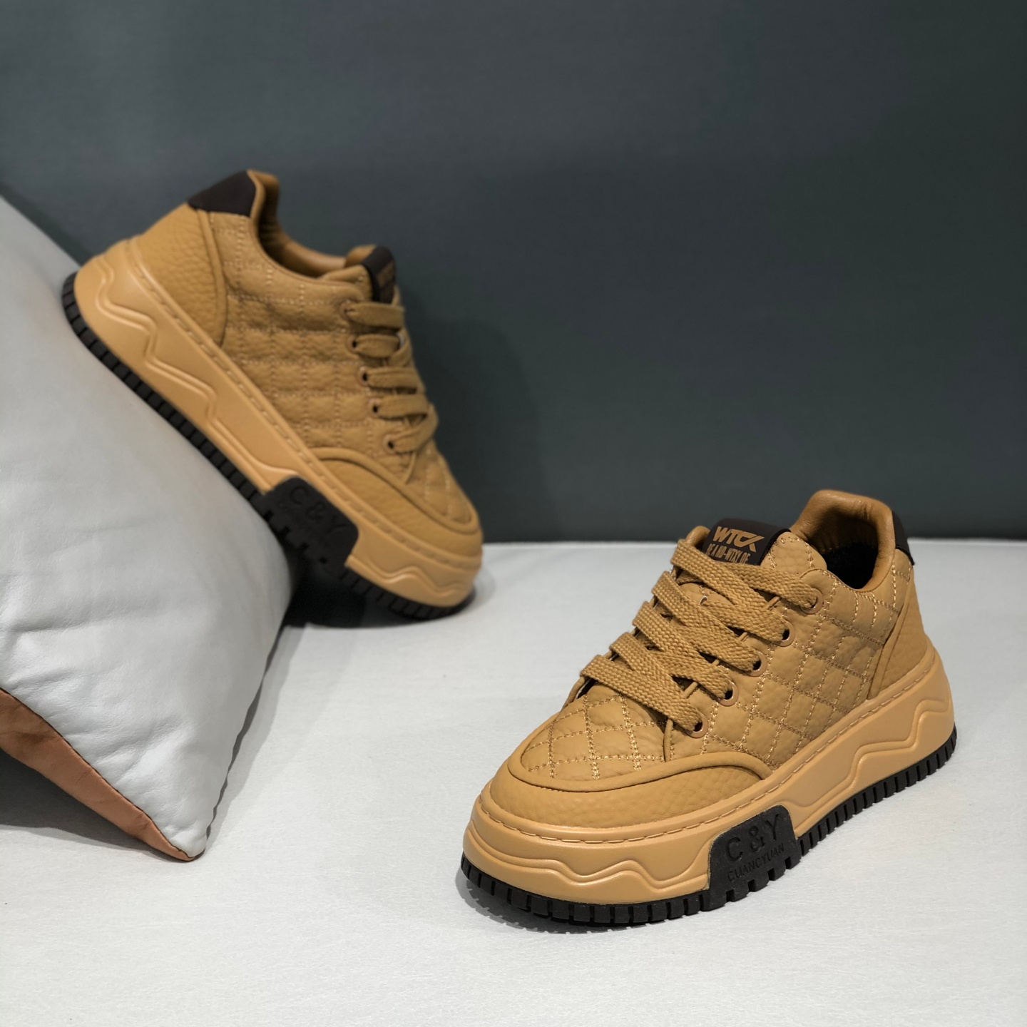 2025年冬季新款简约轻奢休闲男鞋