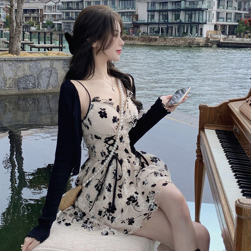 甜辣妹穿搭套装性感短裙小个子显高瘦超好看吊带碎花连衣裙女夏季