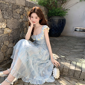 法式蓝色立体花朵独特雪纺连衣裙女2025夏季新款气质方领吊带裙子图片