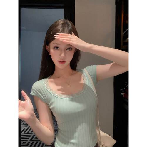 亦可服饰U领拼蕾丝花边盖肩袖修身坑条针织三色T恤
