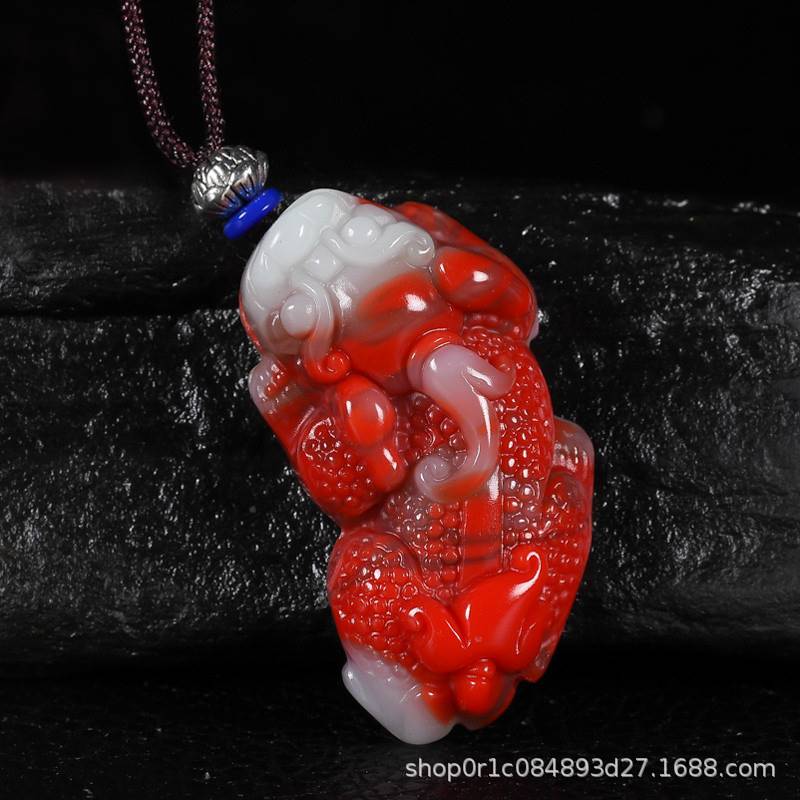 新疆金丝玉鸡血石玉外蒙貔貅吊坠彩玉男女情侣转运鸿皮休玉石项链