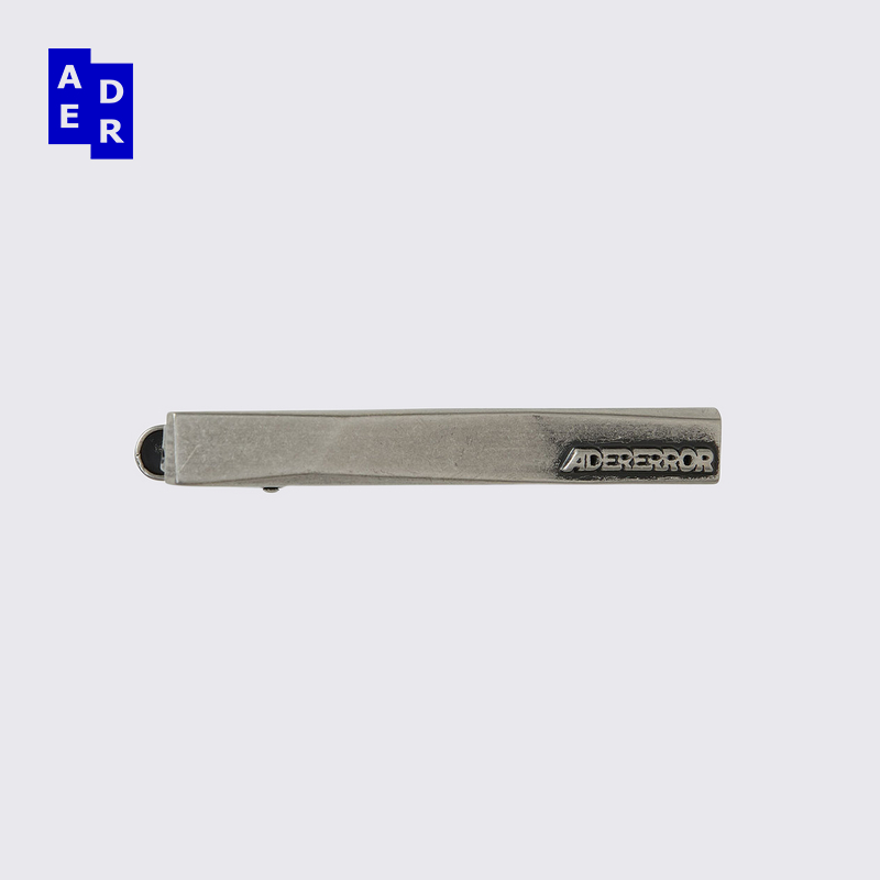 ADERERROR 24FW Product. 99领带夹不规则形状标志雕刻设计