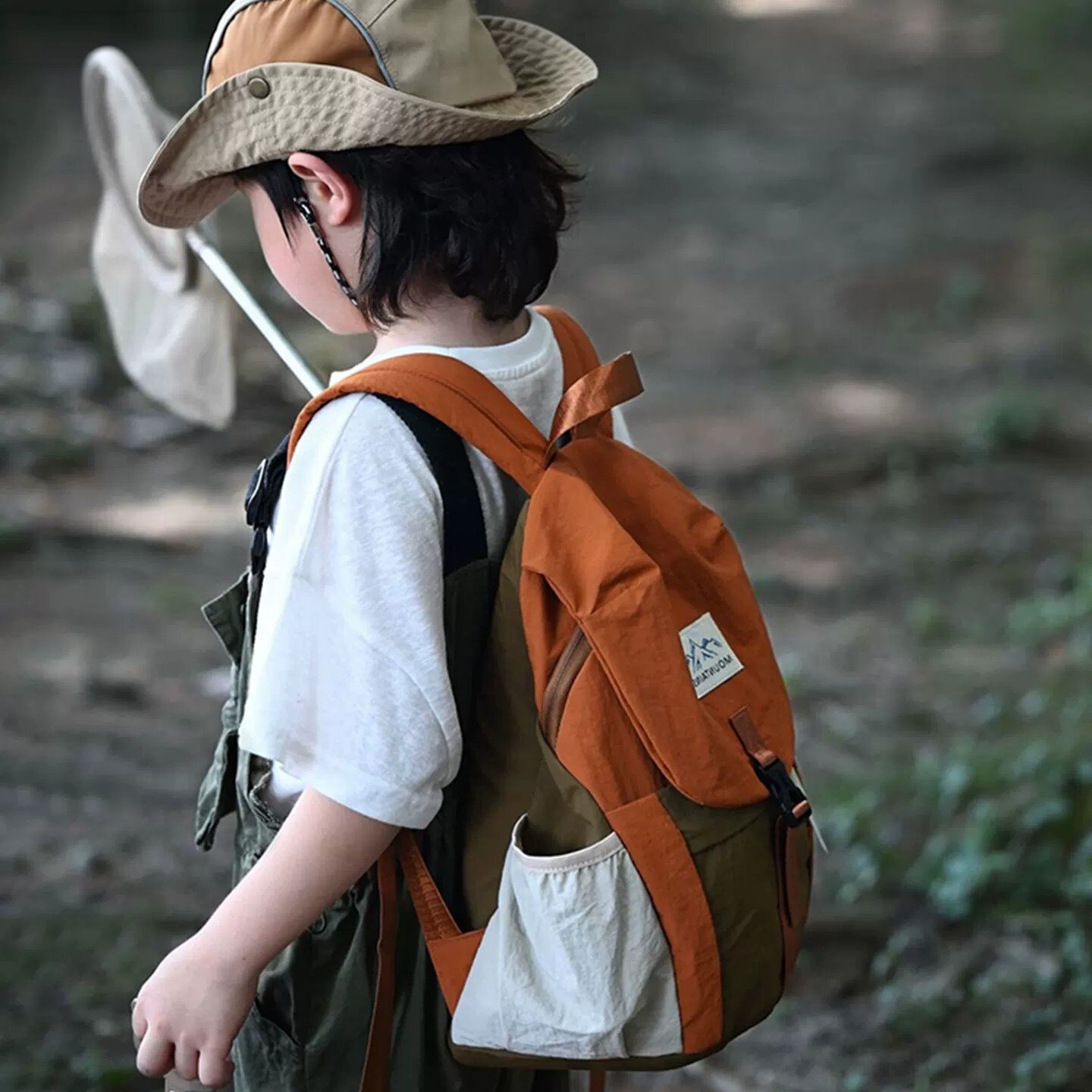 儿童超轻户外出游双肩包男童轻便旅游背包女小学生一年级男孩书包