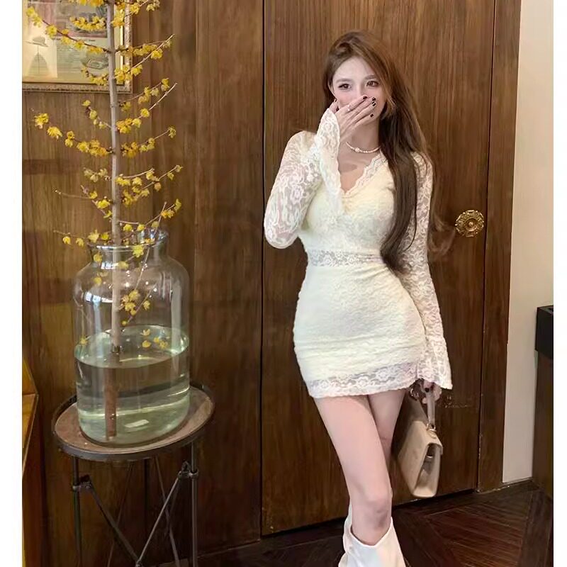 法式名媛V领蕾丝连衣裙女秋冬新款性感镂空显身材喇叭袖包臀短裙