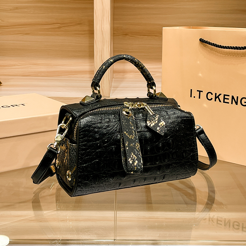 香港正品真皮手提女包2024新款时尚潮流鳄鱼纹单肩包斜挎包枕头包