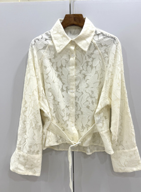 68812欧洲站2026春时尚单排扣落肩袖系带收腰洋气蕾丝短款小外套