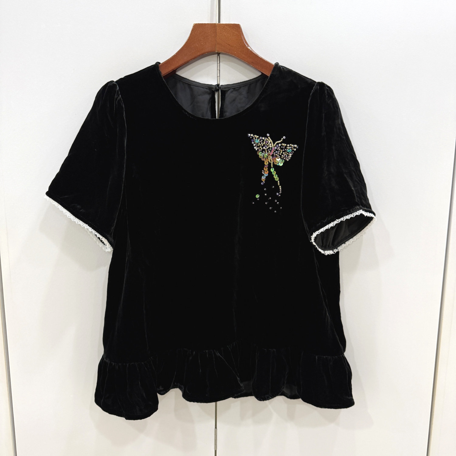 L69229 彩色订钻刺绣蝴蝶蕾丝花边袖下荷叶边圆领真丝丝绒小衫