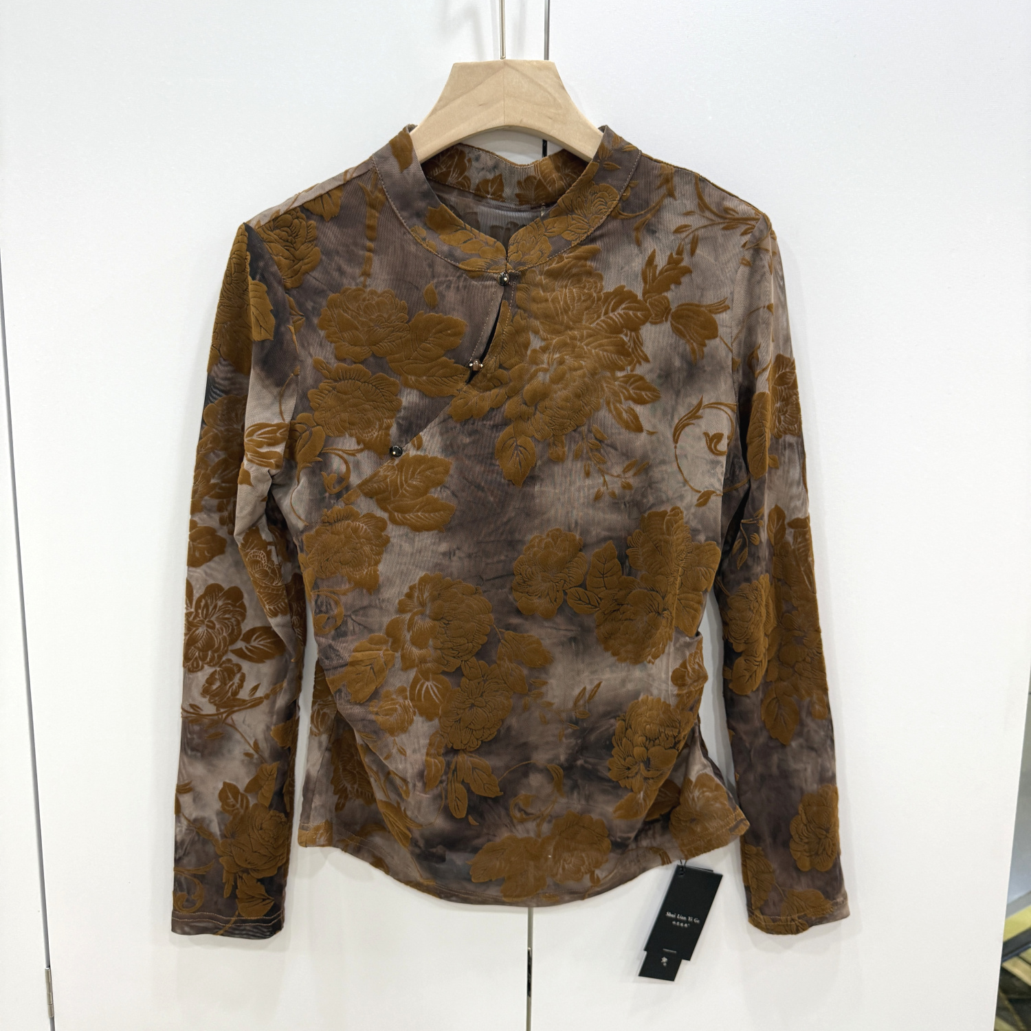 水恋依歌F25367欧洲站25秋时尚立领植绒花朵皱褶修身显瘦国风小衫