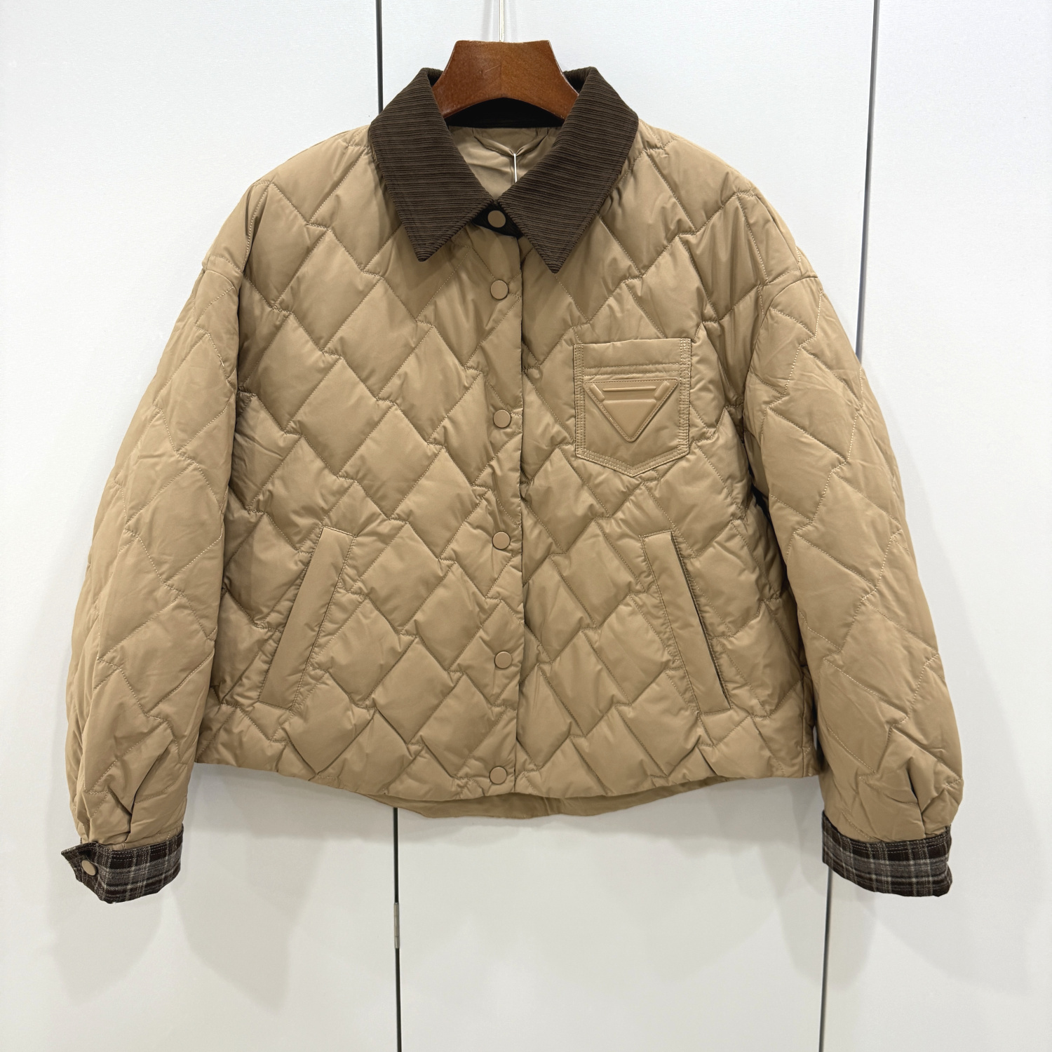 弈秋5036欧洲站25冬灯芯绒翻领三角标格子袖口洋气减龄短装羽绒服