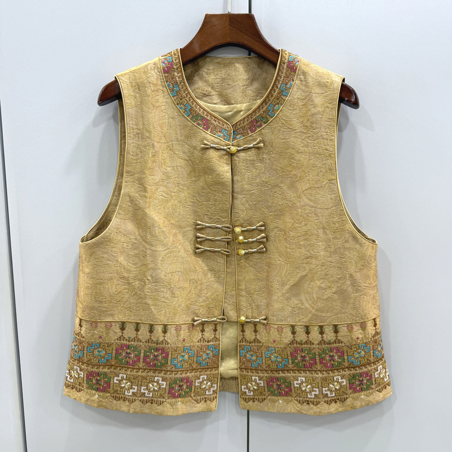 72255欧洲站2026春款圆领盘扣复古重工钉珠刺绣人丝提花国风马甲