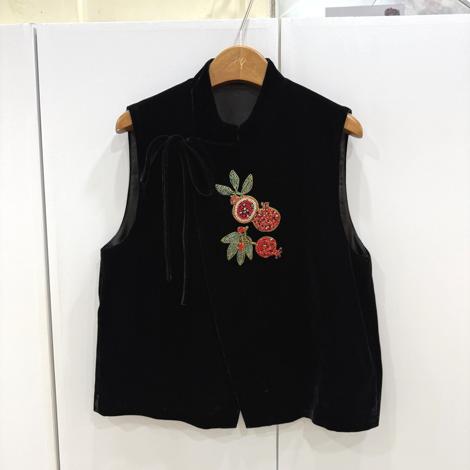 26756欧洲站2026春新款立领流苏系带钉珠刺绣花真丝丝绒国风马甲