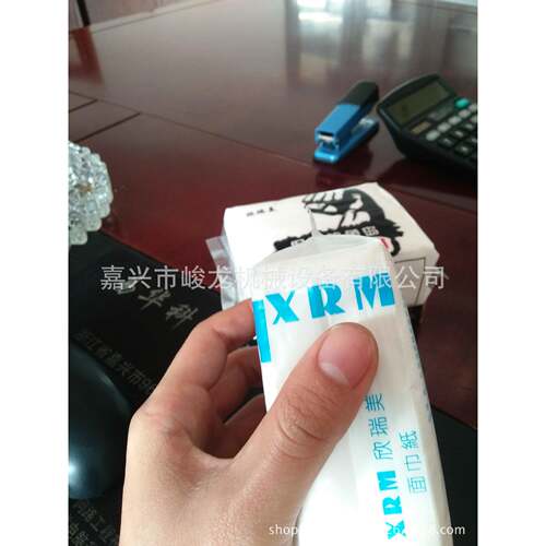 1全自动小包纸折叠机，一元一包纸巾折叠机器，手帕纸机器