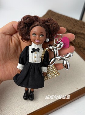 可爱娃娃包挂黑皮连衣裙玩偶女精致高级感小众爆款背包挂饰礼物