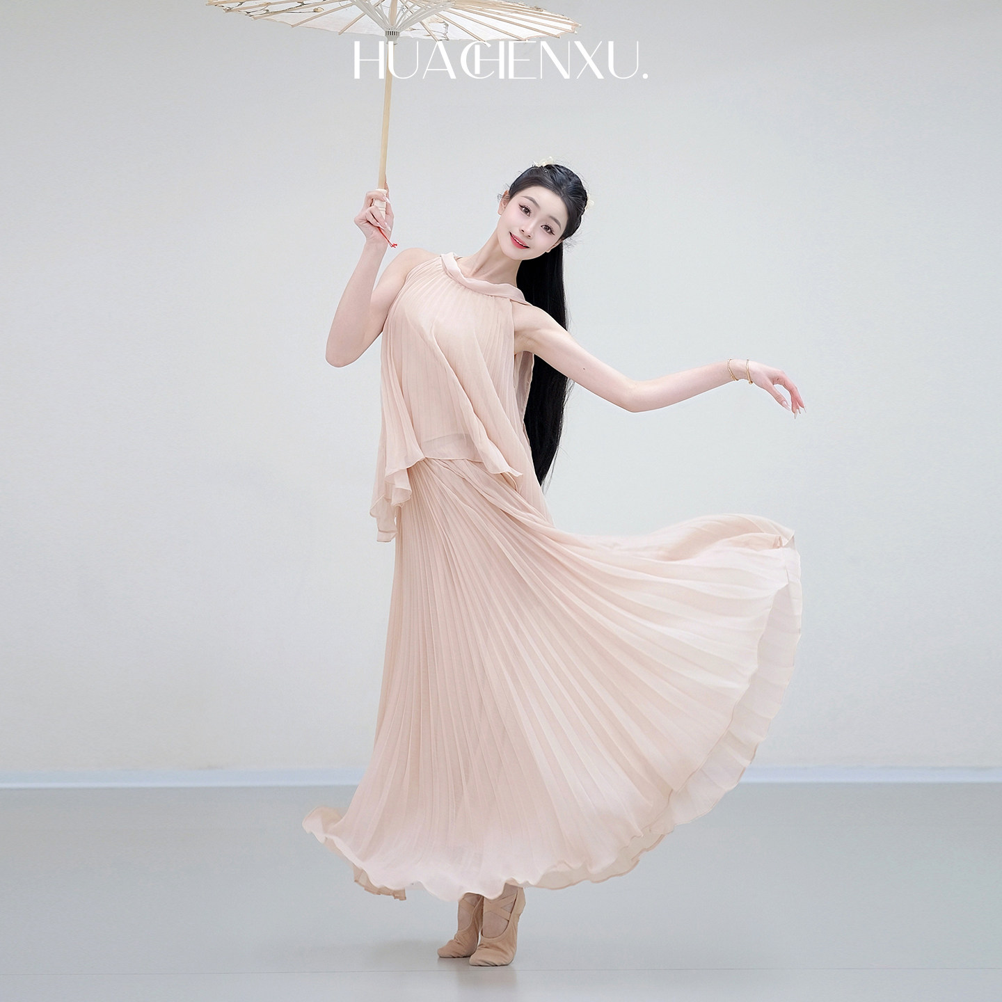 花辰序开春穿搭2026新款挂脖吊带无袖上衣女超仙飘逸半身裙套装