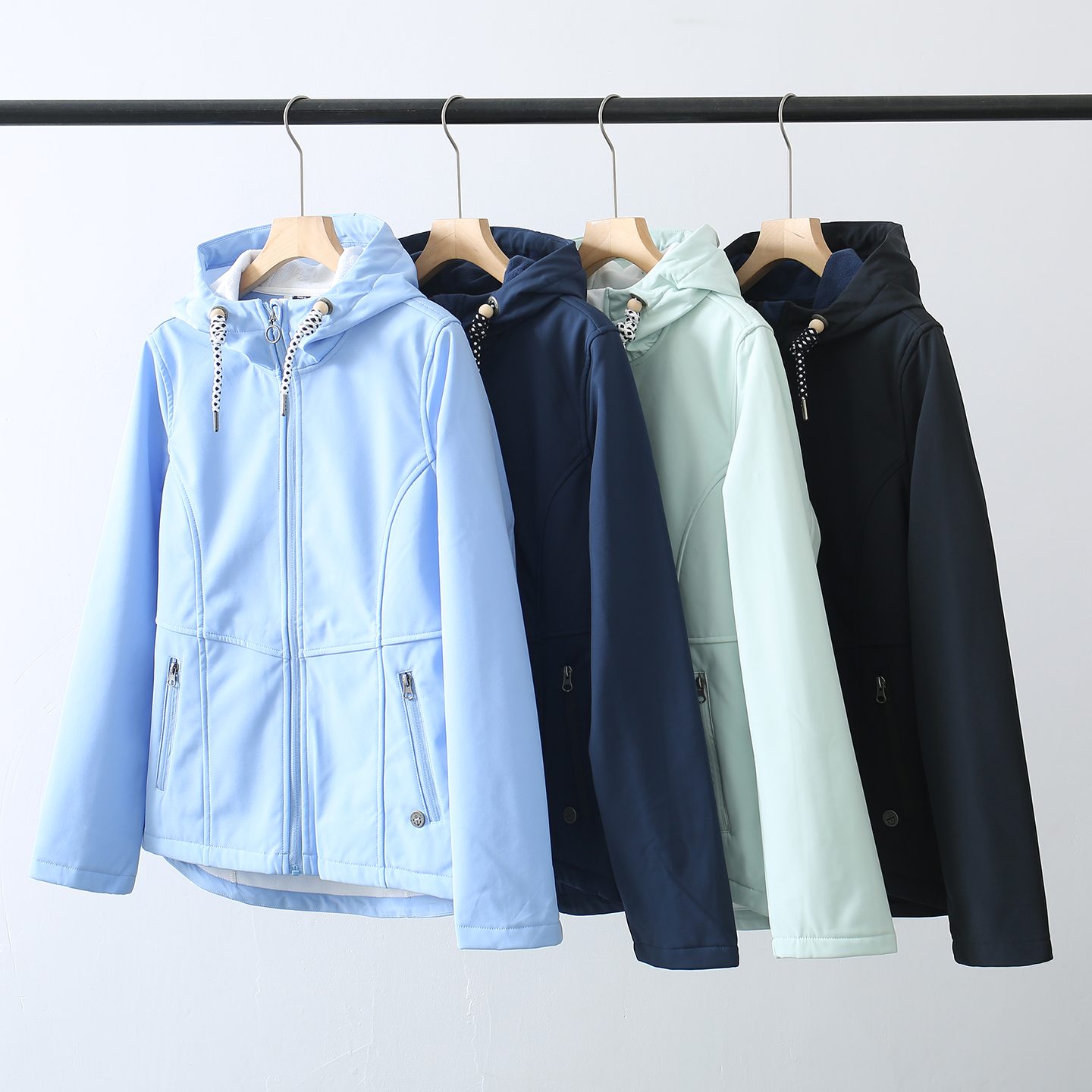 德国单~秋冬户外防风防泼水纯色连帽复合抓绒软壳冲锋衣外套女