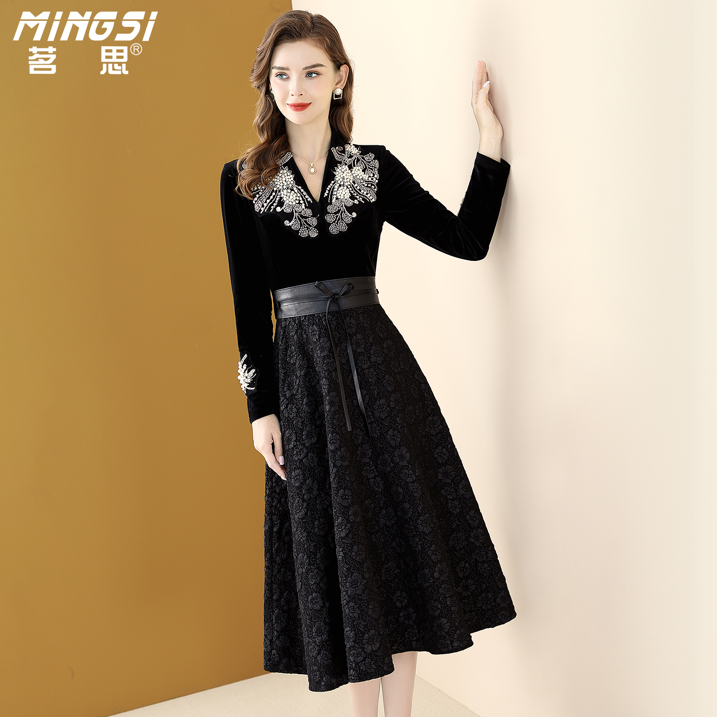 高级感钉珠V领提花大摆连衣裙女