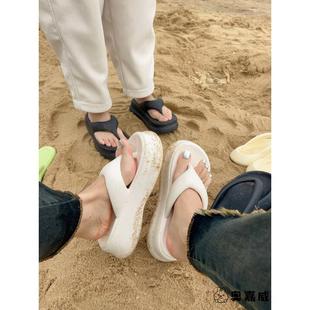 网红拖鞋 人字拖2025新 海边沙滩厚底女夏季 外穿增高夹脚踩屎感时尚