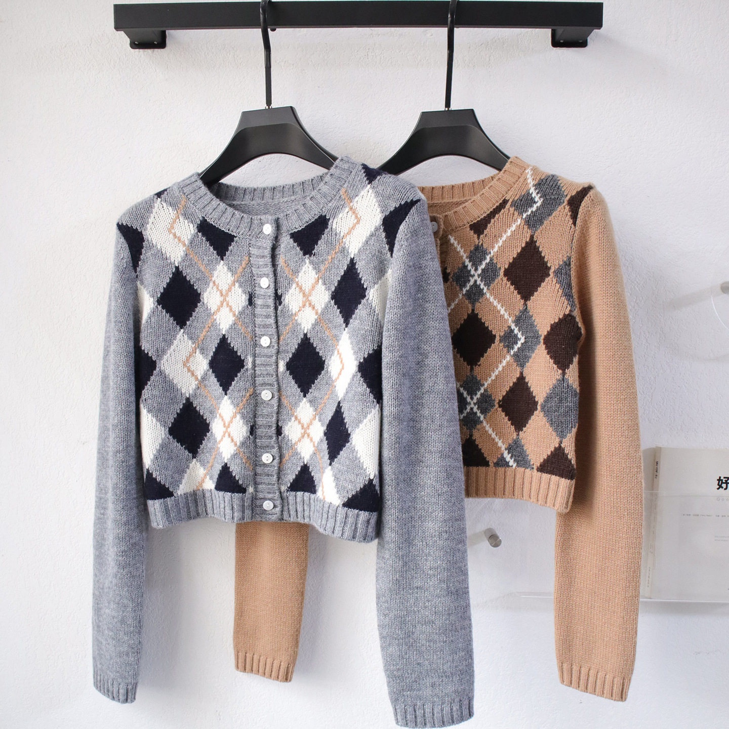 学院风菱格纹羊毛针织开衫女2025秋冬新款长袖纽扣毛衣短外套显瘦,女装/女士精品,毛针织衫,淘宝优惠券,粉丝福利购,淘宝优惠卷