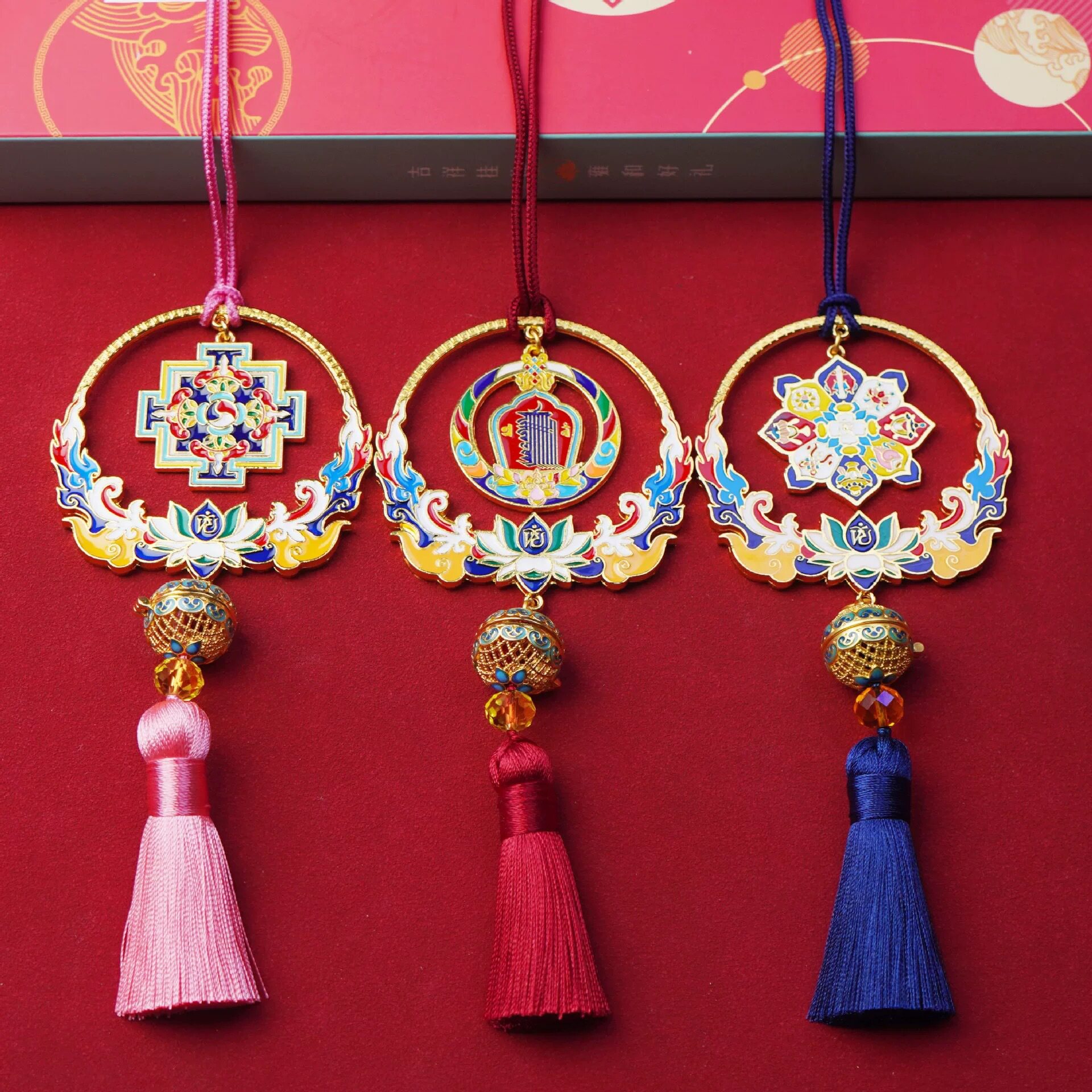 精美车挂八吉祥香薰挂饰六字真言转经轮车载挂件平安挂件香包礼盒
