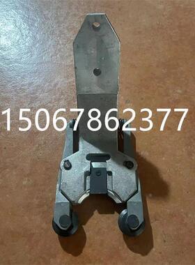 加工中心北钜钻攻机BT30刀夹L型刀爪夹臂式台群机刀库刀架