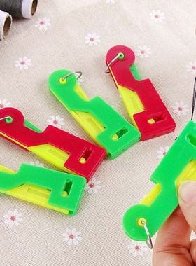 Needle threader automatically go between device convenient