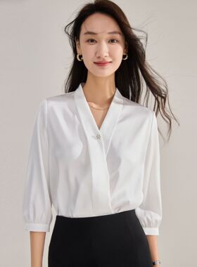 26春季柔光缎面V领通勤职场气质白色衬衫设计感七分袖上衣女