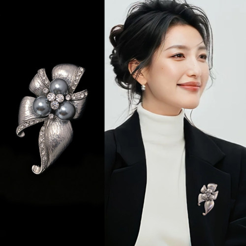 银色花朵胸针女2026新款