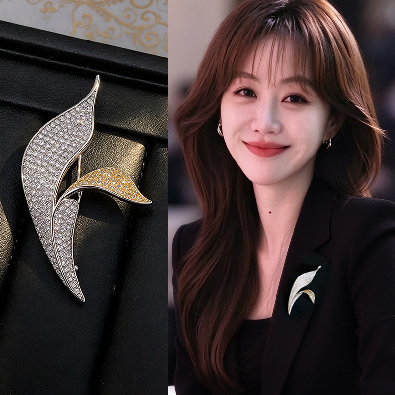 高级感满闪叶片胸针女高端精致时尚别针配饰小众设计衣服点缀饰品