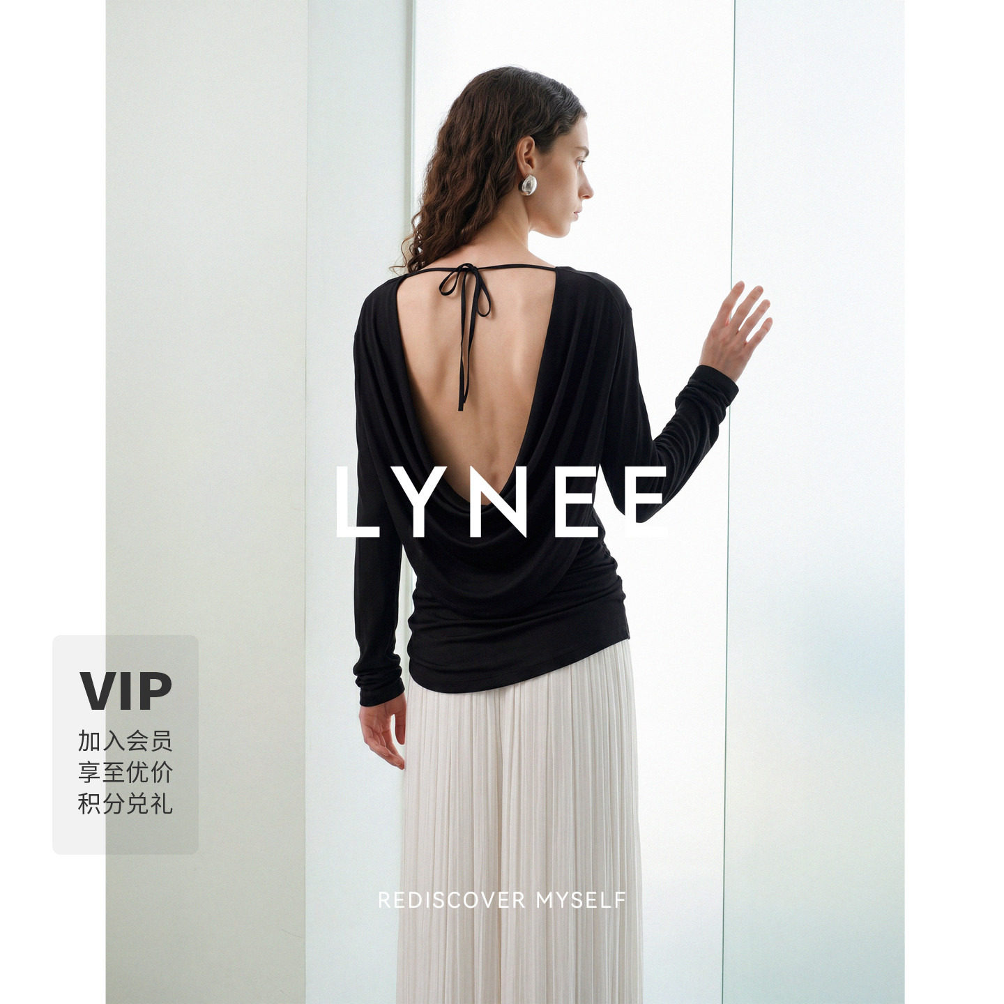 LYNEE【黑标 反转巴黎】后荡领T恤松弛感黑色大露背长上衣连衣裙图片
