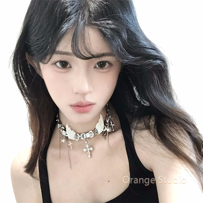 银色皮革翅膀十字架项链