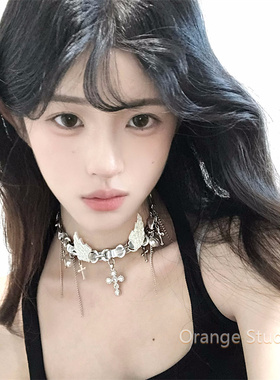 银色皮革翅膀十字架项链