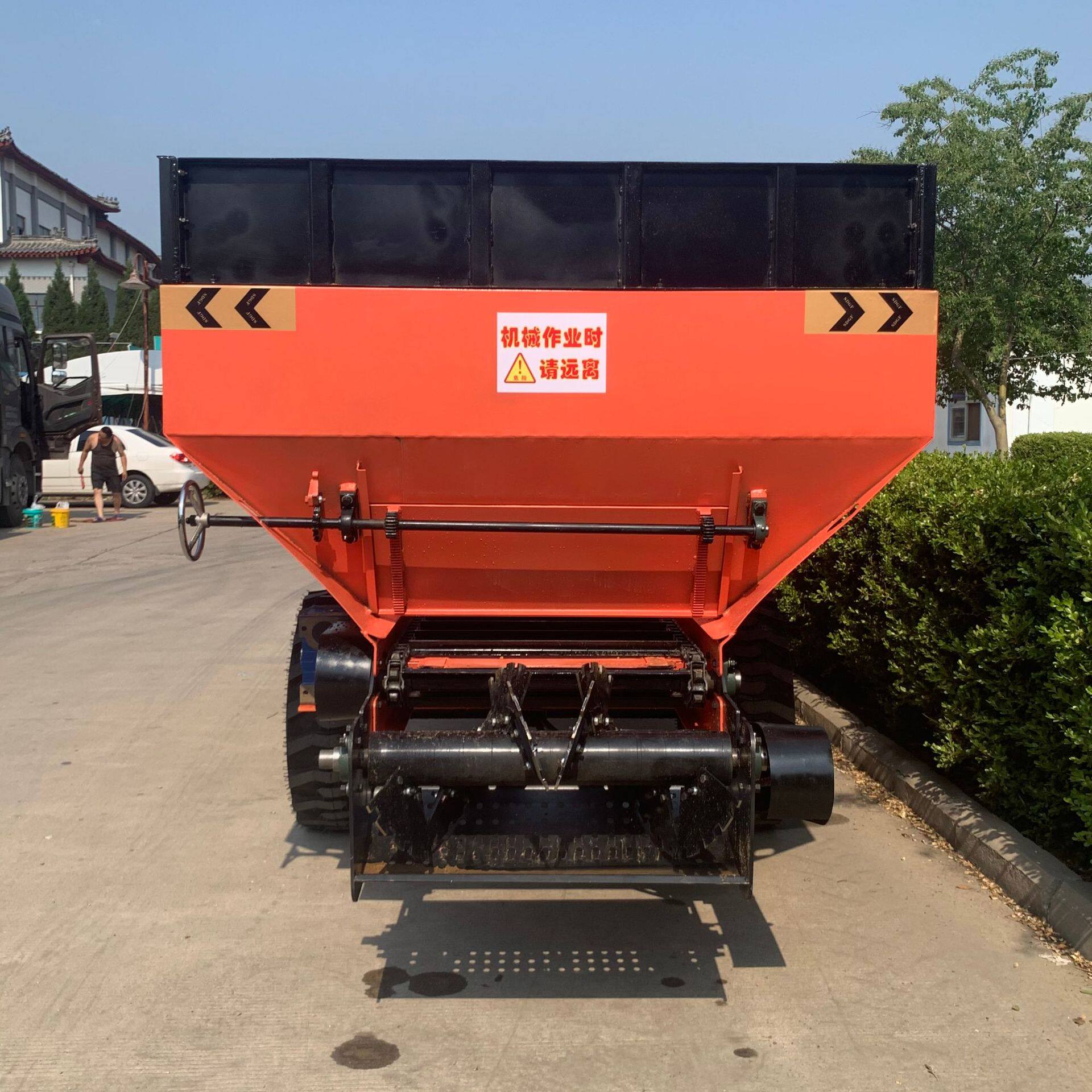 三轮车一体撒粪机 拖拉机带撒粪机 圆盘撒粪机 横蛟龙撒粪车