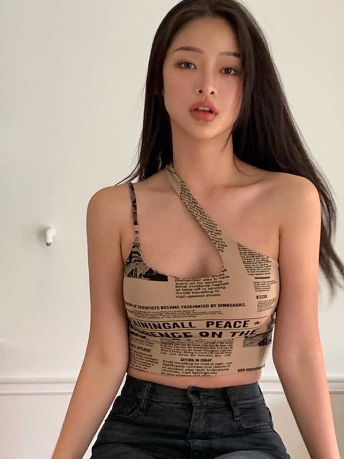 欧美风复古报纸图案印花斜肩修身短款吊带背心上衣2023年夏季女装