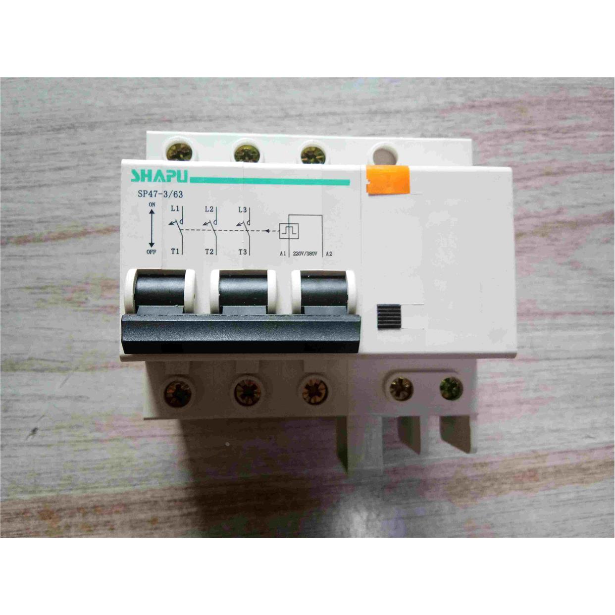 实拍红菱横联厨宝宏联力嘉电烤箱三匹断路器优质全新电源分段开关