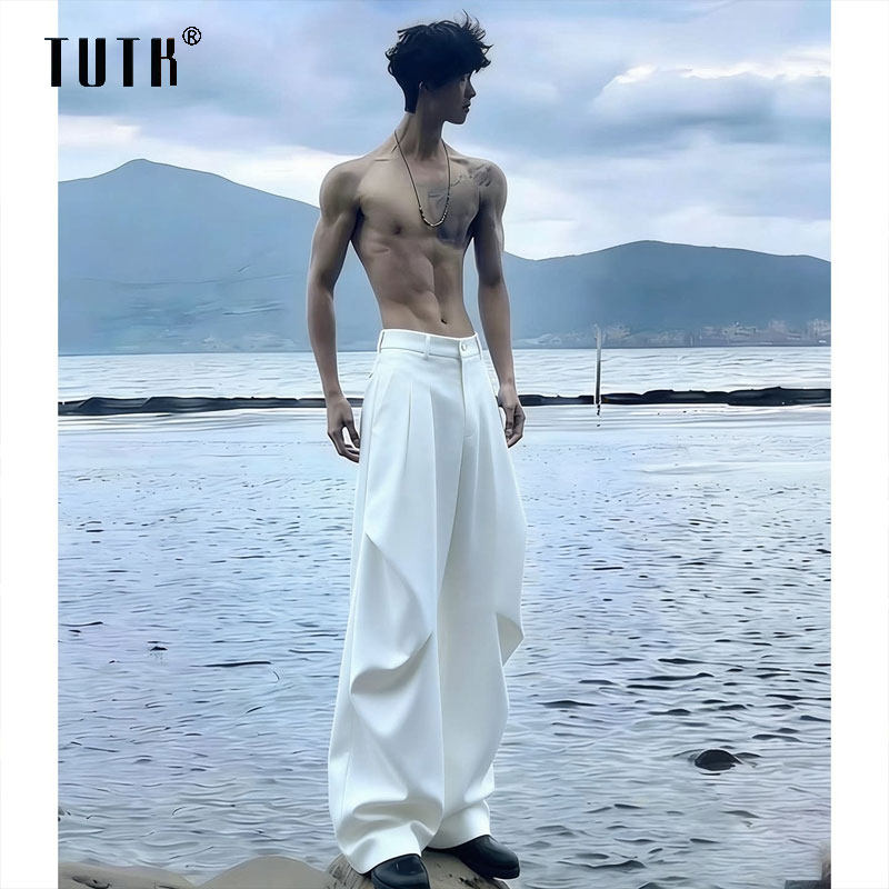 白色褶皱西裤男款夏季垂坠感微喇弯刀裤美式高街直筒工装阔腿裤子