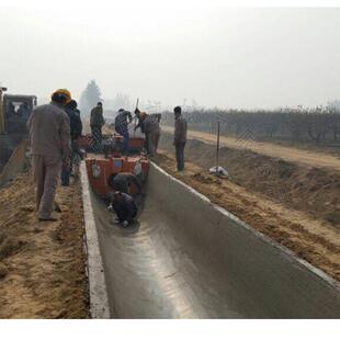 自走式混凝土渠道衬砌机自走式排水沟衬砌机水利灌溉渠道成型机