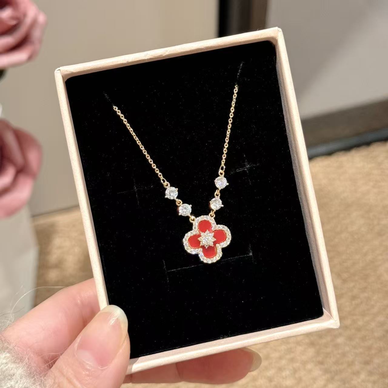 日本品质红色四叶花项链轻奢复古高级感锁骨链小众精致甜美气质幸