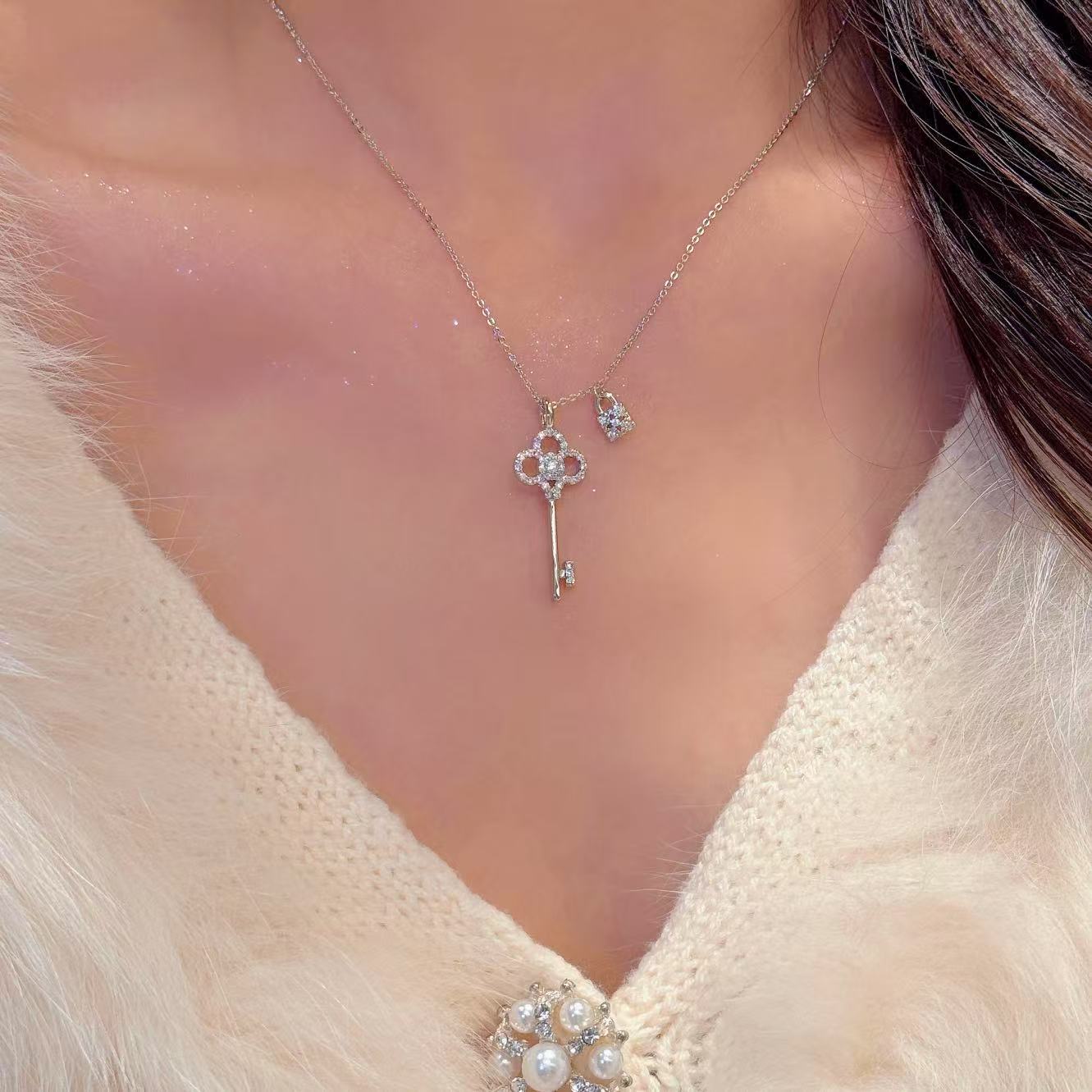 日本品质抖音精致项链轻奢高级感钥匙满钻首饰心锁吊坠简约甜美锁