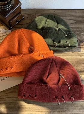 橙色破洞毛线帽子男女秋冬街头时尚雅痞瓜皮帽圆环别针百搭针织帽