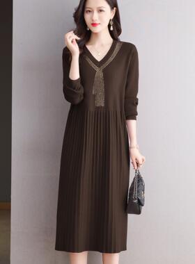 MONLOUVE2025春秋时尚红色V领针织连衣裙女长袖百褶气质显瘦中长