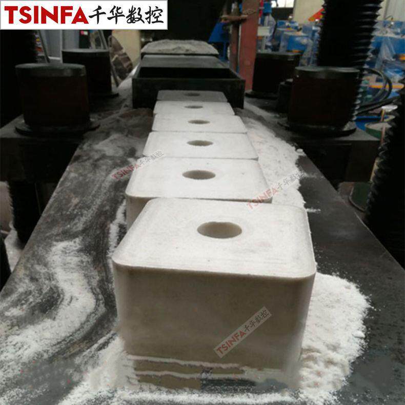 2Kg25千克牛羊舔砖盐TPS400块粉末成型四P柱液压模机400吨LC自动.