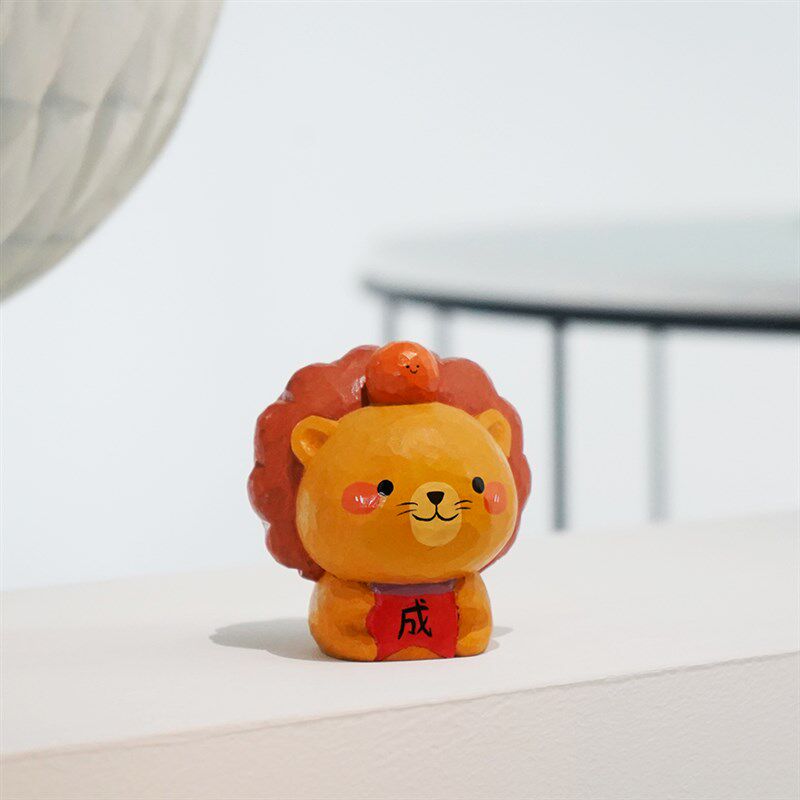 心想事成桌面车载摆件汽车办公室装饰小众可爱木雕狮子座生日礼物 - 实物图