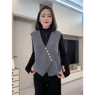 大码胖mm时尚叠穿V领针织背心秋冬不规则单排扣高级感马甲上衣女