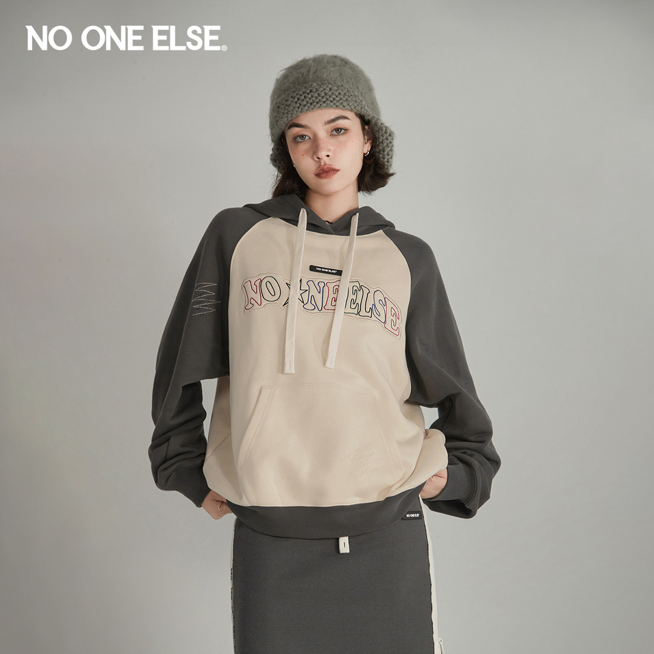NO ONE ELSE撞色拼接卫衣女2026春秋新款字母磨破插肩袖连帽上衣