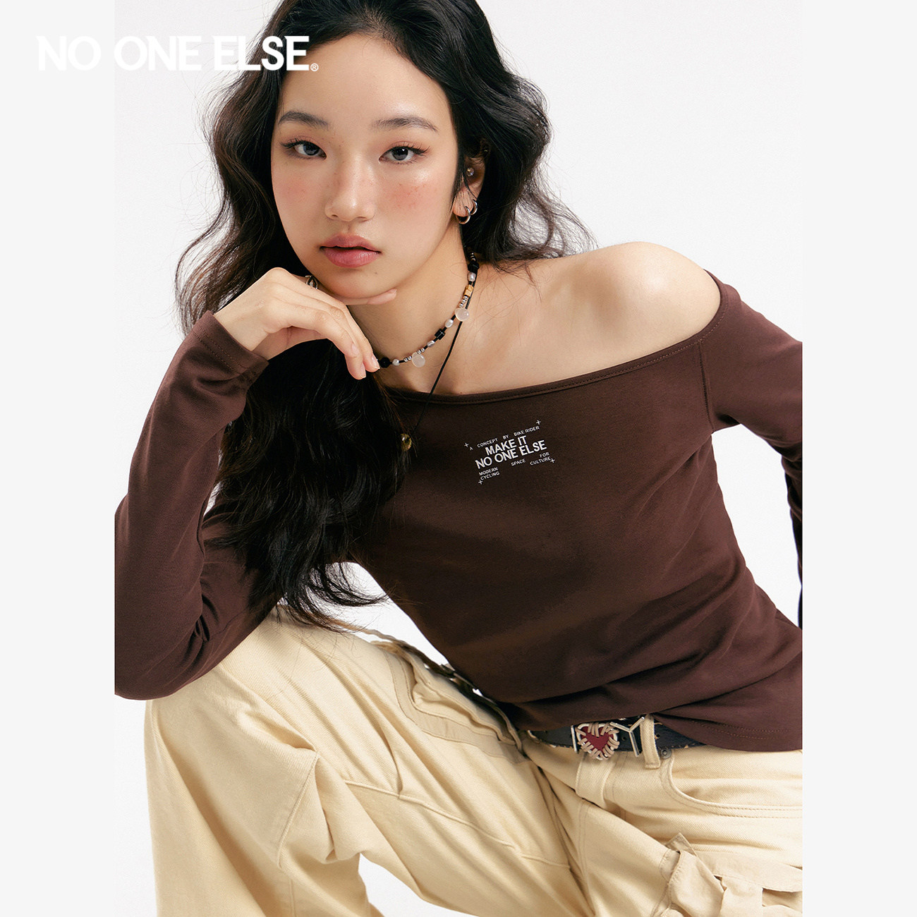 NO ONE ELSE露肩长袖T恤女士2026春秋新款字母印花斜领打底衫上衣
